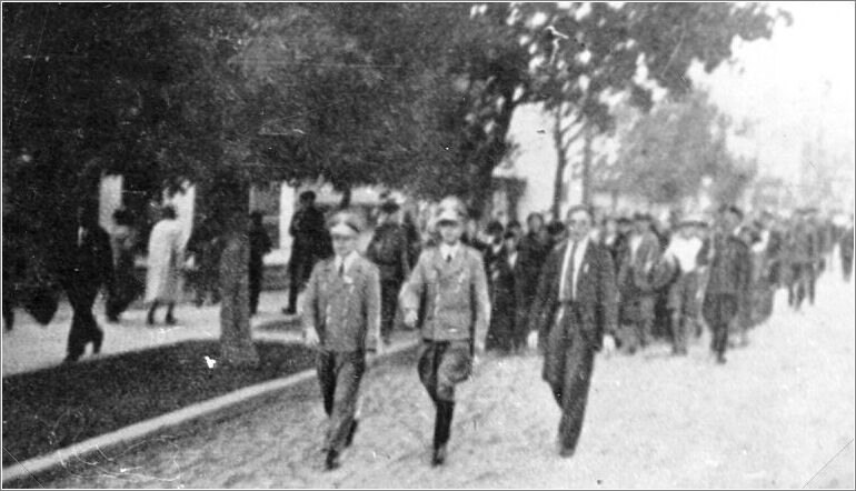 German soldiers leading a group of Jews to forced labour